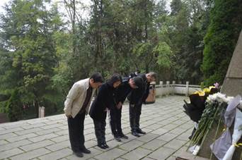 说明:C:\Users\Administrator\Desktop\建规院2021清明扫墓活动照片\给烈士献花\DSC_0418.JPG