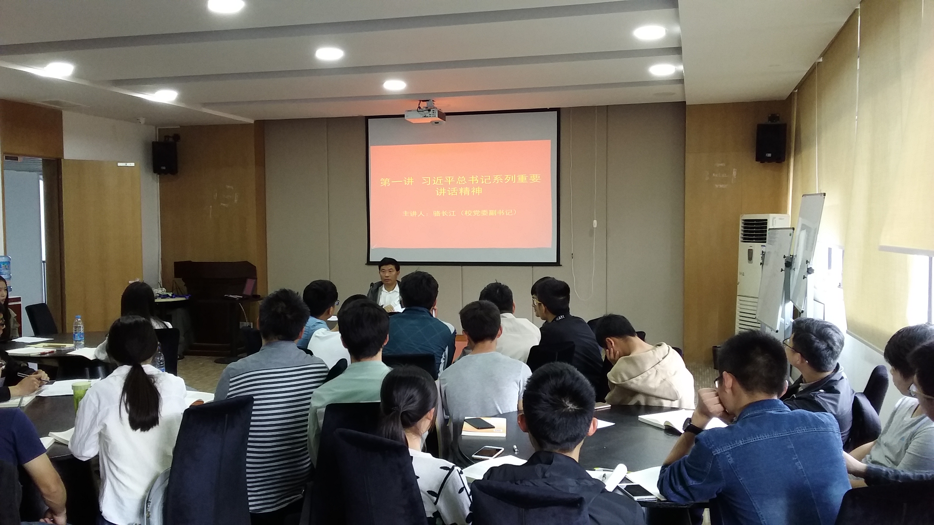 校党委骆长江副书记为太阳集团2018网站学生上...