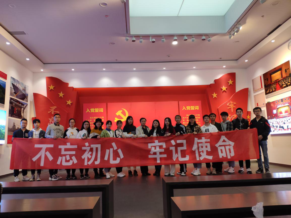 学生党员到贵州美术馆参观新中国...